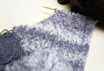 くるたんが毛糸にじゃれるので編みにくいのなんのって